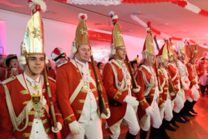 Stets ein Hingucker: Die goldbehelmte Prinzengarde. Bild: Michael Thalken/Eifeler Presse Agentur/epa