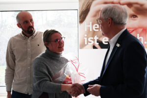 Claudia Zapp und Jan Dejonghe erhielten GiroCents für das Schulprojekt der Realschule Bad Münstereifel. Bild: Michael Thalken/Eifeler Presse Agentur/epa