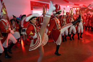Lena Weiß und Timo Schnicke gaben alles, was in den Räumlichkeiten des S-Forums möglich war. Bild: Michael Thalken/Eifeler Presse Agentur/epa
