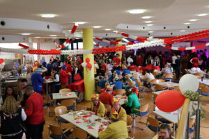 Seit vielen Jahren sorgt die KSK Euskirchen am Weiberdonnertag für die Verpflegung der jecken Rathausstürmer. Bild: Michael Thalken/Eifeler Presse Agentur/epa