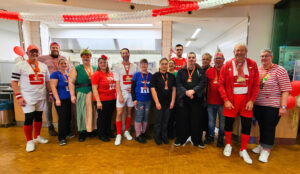 Orden für das NE.W-Kantinenteam: Dank für die für die gelungene Beköstigung der Karnevalisten. Bild: KSK Euskirchen