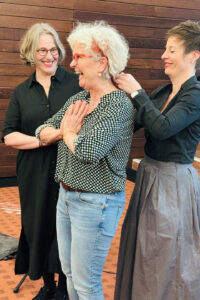 Die stellvertretenden Landrätin Annegret Lewak half beim Anlegen der Auszeichnung. Bild: Pressestelle Kreis Euskirchen