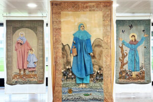 Die Ausstellung „Ikonen des Möglichen“ zeigt noch bis zum 1. April großformatige textile Kunstwerke. Bild: Pressestelle Kreis Euskirchen