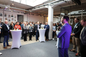 Zahlreiche Unternehmerinnen und Unternehmer kamen nach Euskirchen, um einen Blick in die neue Werbeagentur zu werfen. Bild: Michael Thalken Eifeler Presse Agentur/epa