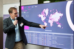 Punktquadrat-Geschäftsführer Stefan Guhlke zeigte den Gästen Hackerangriffe in Echtzeit. Bild: Michael Thalken Eifeler Presse Agentur/epa