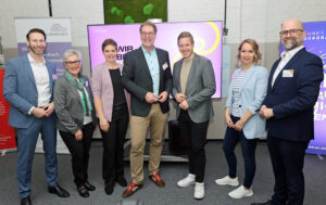 Freuten sich über ein gelungenes Unternehmerfrühstück: KSK-Vorstand Daniel Ruland (v.l.), Iris Poth, Alina Kramer (beide Kreiswirtschaftsförderung), Punktquadrat-Geschäftsführer Stefan Guhlke, Landrat Markus Ramers, Alexandra Bennau und Rainer Santema (beide KSK). Bild: Michael Thalken Eifeler Presse Agentur/epa