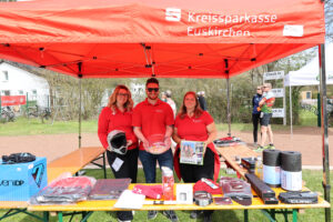 Die KSK Euskirchen ist nicht nur seit vielen Jahren Sponsor des Eifeler Sparkassen Crossduathlons, sondern auch stets mit einem Losverkauf aktiv vor Ort. Bild: Michael Thalken/Eifeler Presse Agentur/epa