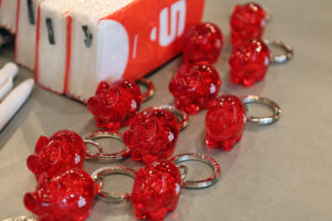 Besonders die kleinen Glückschweine als Schlüsselanhänger hatten es einigen Messebesuchern angetan. Bild: Michael Thalken/Eifeler Presse Agentur/epa