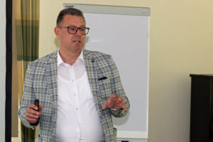 Mirco Behr von der KSK Euskirchen wies daraufhin, wie wichtig das Thema Eigenverantwortlichkeit in Sachen Gesundheit ist. Bild: Michael Thalken/Eifeler Presse Agentur/epa