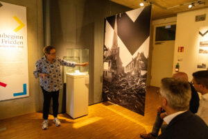 Lebendig und engagiert berichtete Museumspädagogin Petra Goerge von den Jahren 1945 bis 1961 in Euskirchen. Bild: Tameer Gunnar Eden/Eifeler Presse Agentur/epa