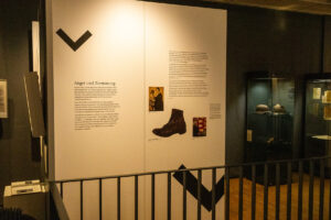 Von Erlebnissen der letzten Kriegswochen spricht Agnes Zell, die als Kind bei einem Tieffliegerangriff durch den Fuß geschossen wurde – der originale Schuh ist im Eingangsbereich des Museums ausgestellt. Bild: Tameer Gunnar Eden/Eifeler Presse Agentur/epa