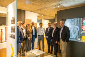 Eine Delegation der Kreissparkasse Euskirchen, unter ihnen (v.r.) Vorstand Wolfgang Krüger und Vorstandsvorsitzender Holger Glück, war beeindruckt von der Ausstellung „Neubeginn im Frieden“. Bild: Tameer Gunnar Eden/Eifeler Presse Agentur/epa