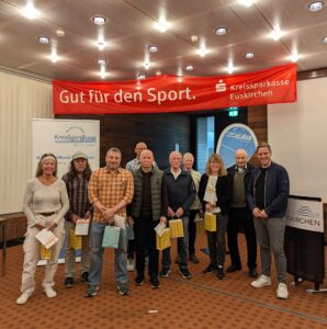 Landrat Markus Ramers ehrte besonders die Jubilare, von denen einige den Sportabzeichen-Wettbewerb schon über 50-mal absolviert hatten. Bild: Kreis Euskirchen
