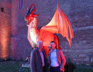 Die beiden KSK-Vorstände, Wolfgang Krüger (links) und Daniel Ruland, machten sich vor der offiziellen Eröffnung ein eigenes Bild von den „Leuchtenden Gärten“ und zeigten dabei, dass sie auch vor großen Drachen keine Angst haben. Bild: Michael Thalken/Eifeler Presse Agentur/epa