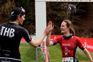 Den ersten Platz bei den Frauen errang Milena Vogel vom TuS Schleiden, hier mit dem Sieger Jan Seidl. Insgesamt landete sie auf Platz 3. Bild: Michael Thalken/Eifeler Presse Agentur/epa