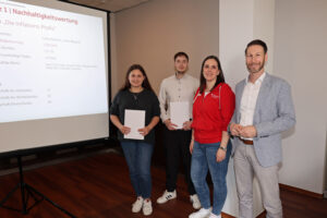 Ganz vorne in der Nachhaltigkeitswertung beim Sparkassen-Azubiwettbewerb: „Die Inflations-Profis“ mit Celina Barwich und Julian Wygand. Bild: Michael Thalken/Eifeler Presse Agentur/epa