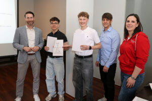 Erster Platz in der Depotgesamtwertung: Team „The Boyz“ mit Fin Lembicz und Jannik Freund vom St. Angela-Gymnasium in Bad Münstereifel. Bild: Michael Thalken/Eifeler Presse Agentur/epa