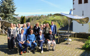 Einige Akteure und Vertreter der Nordeifel Tourismus GmbH stellten auf dem Kunsthof Eiserfey das Programm für den zwölften Aktionstag vor.