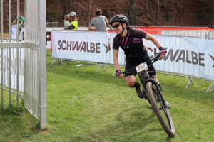 An einigen Engstellen auf dem Platz konnten die Zuschauer die Radfahrer und Läufer hautnah erleben. Bild: Michael Thalken/Eifeler Presse Agentur/epa