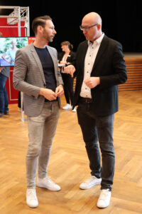 Auf der Messe war auch immer wieder Gelegenheit zum persönlichen Gespräch wie hier zwischen KSK-Vorstand Daniel Ruland und dem Bürgermeister von Schleiden, Ingo Pfennings. Bild: Michael Thalken/Eifeler Presse Agentur/epa