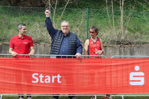 Der neue Kuratoriumsvorsitzende der Kultur- und Sportstiftung der Kreissparkasse Euskirchen, Jochen Kupp, durfte den Startschuss erteilen. Bild: Michael Thalken/Eifeler Presse Agentur/epa