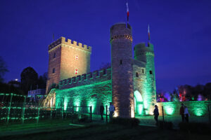 Das restaurierte Weiertor wurde in das Licht-Konzept integriert. Bild: Michael Thalken/Eifeler Presse Agentur/epa