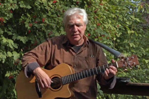 Erich Hermes nennt sich selber „Leedermacher“ und hat sich der musikalischen Poesie aus dem nördlichen Rheinland verschrieben. Bild: Veranstalter