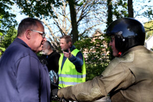 Der erste Vorsitzende des MSC Dom-Esch, Georg Schniederjürgen, hatte für jeden Fahrer ein paar aufmunternde Worte parat. Bild: Michael Thalken/Eifeler Presse Agentur/epa