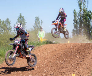 Auf der bestens präparierten Strecke konnten die Motocross-Piloten wie hier am Table zur Begeisterung der Zuschauenden weite Sprünge wagen. Bild: Tameer Gunnar Eden/Eifeler Presse Agentur/epa