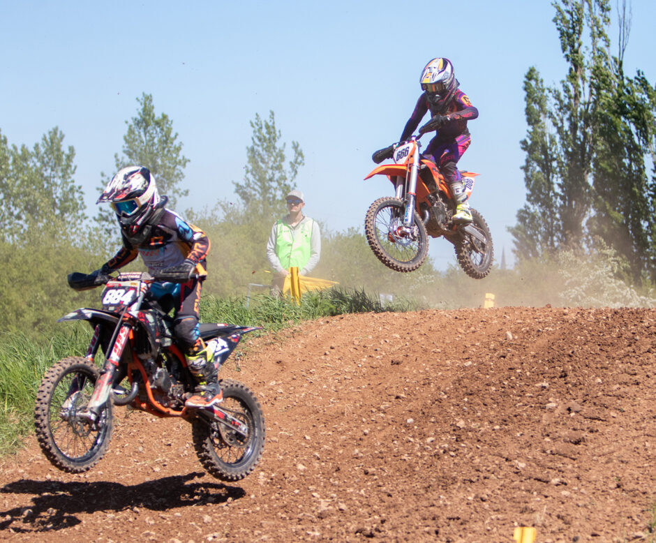Zweiradakrobatik beim Mai-Motocross
