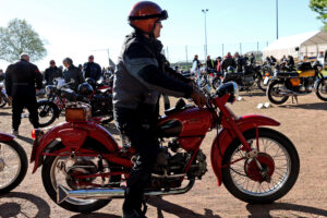 Ein Hingucker war diese rote Moto Guzzi. Bild: Michael Thalken/Eifeler Presse Agentur/epa
