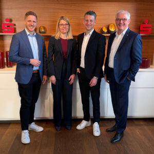 Markus Ramers (l.), Vorsitzender des Verwaltungsrats der Kreissparkasse Euskirchen, und Holger Glück (r.), Vorstandsvorsitzender der Kreissparkasse Euskirchen, gratulieren Anja Winkler und Marius Linden zur Bestellung. Foto: Sven Stampe / KSK Euskirchen