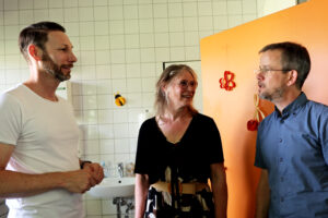 Der Vorstandsvorsitzende des Caritasverbands Euskirchen, Martin Jost, und seine Stellvertreterin, Maria Surges-Brilon, zeigten Daniel Ruland die Einrichtung. Bild: Michael Thalken/Eifeler Presse Agentur/epa