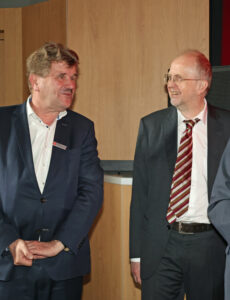 Schulleiter Dr. Michael Szczekalla (rechts) freute sich, dass die Kreissparkasse Euskirchen das Schuljubiläum nicht nur finanziell unterstützt hatte, sondern dass Karl-Heinz Daniel, der Vorstand beider Stiftungen auch persönlich zum Festakt erschienen war. Bild: Michael Thalken/Eifeler Presse Agentur/epa