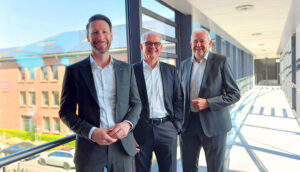 Blicken auf ein erfolgreiches Jahr zurück: Daniel Ruland (Stv. Vorstands-mitglied), Holger Glück (Vorstandsvorsitzender), Wolfgang Krüger (Vorstandsmitglied) (v.l.n.r.) Foto: Sven Stampe / KSK Euskirchen