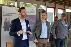 KSK-Vorstandsmitglied Daniel Ruland (links) rechnete vor, wie lange seine Familie von einer Tagesproduktion Milch leben könnte. Bild: Michael Thalken/Eifeler Presse Agentur/epa