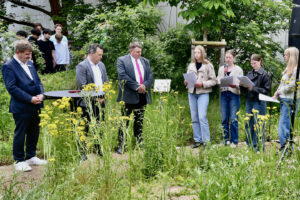 Schülerinnen lasen bei der Einweihung aus dem Tagebuch von Anne Frank. KSK-Stiftungsvorstand Karl-Heinz Daniel (v.l.), Bürgermeister Sacha Reichelt und Schulleiter Michael Mombaur hörten zu. Bild: Marienschule