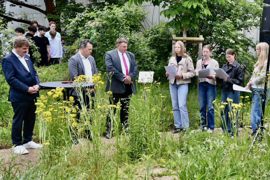Informationsstele an Anne-Frank-Kastanie eingeweiht