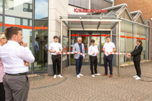 Bei der kleinen Feierstunde zur offiziellen Eröffnung des KSK-Azubi-BeratungsCenters Weilerswist fanden sich neben Auszubildenden des zweiten und dritten Lehrjahrs der komplette Vorstand und Vertreter aus verschiedenen Abteilungen ein, um den Beginn einer intensiven Lernphase zu feiern. Bild: Tameer Gunnar Eden/Eifeler Presse Agentur/epa
