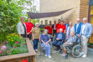 Zur kleinen Feierstunde zur Hochbeet-Einweihung im AWO-Altenzentrum Weilerswist kam eine ganze Delegation der Kreissparkasse Euskirchen samt Vorstand. Azubis hatten die Blumenfreude für die Bewohner selbst zusammengebaut. Bild: Tameer Gunnar Eden/Eifeler Presse Agentur/epa