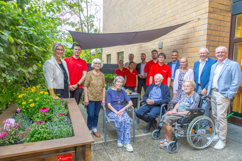 Azubis errichten Hochbeet im Altersheim