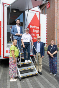 Wünschen sich wieder mehr Menschen bei der lebensrettenden Blutspende und gehen mit gutem Beispiel voran: Stefanie Berg (v.l.) Gebietsreferentin Blutspendedienst West, Daniel Ruland, stellv. Vorstand KSK, Edeltraut Engelen, stellv. Vorsitzende DRK Kreisverband Euskirchen, und Angelika Wagner, DRK-Rettungshelferin. Bild: Tameer Gunnar Eden/Eifeler Presse Agentur/epa