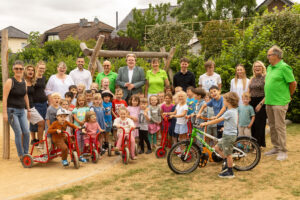 Große Freude über die neuen Fahrzeuge herrschte im Kindergarten „Springmäuse“, als die Kreisverkehrswacht zu Besuch kam. Bild: Tameer Gunnar Eden/Eifeler Presse Agentur/epa