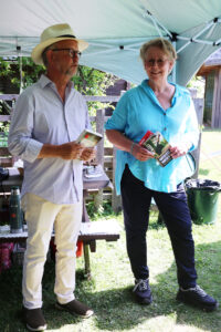 Ralf Kramp und Elke Pistor drücken dem Krimifestival stets ihren künstlerischen Stempel auf. Auch in diesem Jahr haben die beiden anlässlich der NoMo eine neue Anthologie erstellt, die im Buchhandel und an den Leseorten zu haben ist. Bild: Michael Thalken/Eifeler Presse Agentur/epa