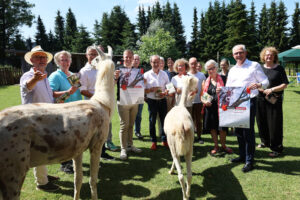 Ein Großaufgebot an Mitwirkenden, Organisatoren, Veranstaltern und Autoren stellte die Krimitage Nordeifel Mordeifel auf dem Lampakaland in Schmidtheim vor. Bild: Michael Thalken/Eifeler Presse Agentur/epa