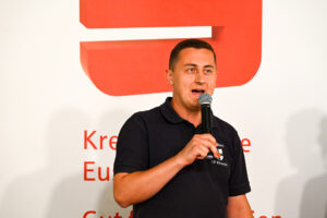 Markus Ackermann ist Löschgruppenführer und Berater bei der KSK – in der Podiumsdiskussion berichtete er neben den Aufgaben der Feuerwehr auch von der Flutkatastrophe. Bild: Armin Zalfen/Eifeler Presse Agentur/epa Agentur/epa