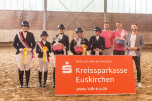 Ehrte die Kreismeister 2026: KSK-Vorstand Daniel Ruland (r.) findet vor allem die Jugendförderung im Pferdesport wertvoll. Bild: Tameer Gunnar Eden/Eifeler Presse Agentur/epa