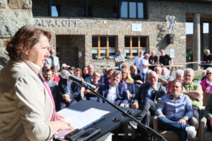Anne Henk-Hollstein, Vorsitzende der Landschaftsversammlung Rheinland, betonte, dass es sich bei dem neuen Dokumentationszentrum um ein „echtes Gemeinschaftswerk“ handele. Bild: Michael Thalken/Eifeler Presse Agentur/epa