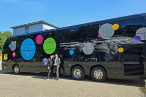 KSK-Segmentmanagerin Bianca Vogel und KSK-Vorstand Daniel Ruland mit dem FLiP2Go-Bus auf dem Schulhof der Marienschule in Euskirchen. Bild: KSK