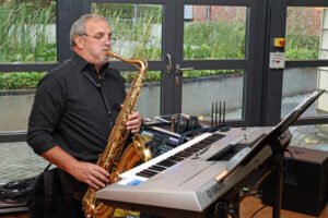 Auch Keyboard und Saxophon gleichzeitig zu spielen, ist für den Multiinstrumentalisten Karl Nolden kein Problem. Bild: Michael Thalken/Eifeler Presse Agentur/epa